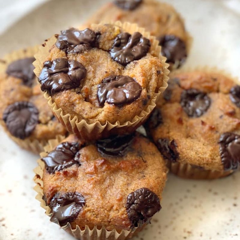 Peanut Butter Chocolate Chip Muffins | GIRLS WHO EAT