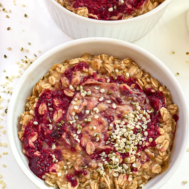 peanut butter jam baked oats | GIRLS WHO EAT