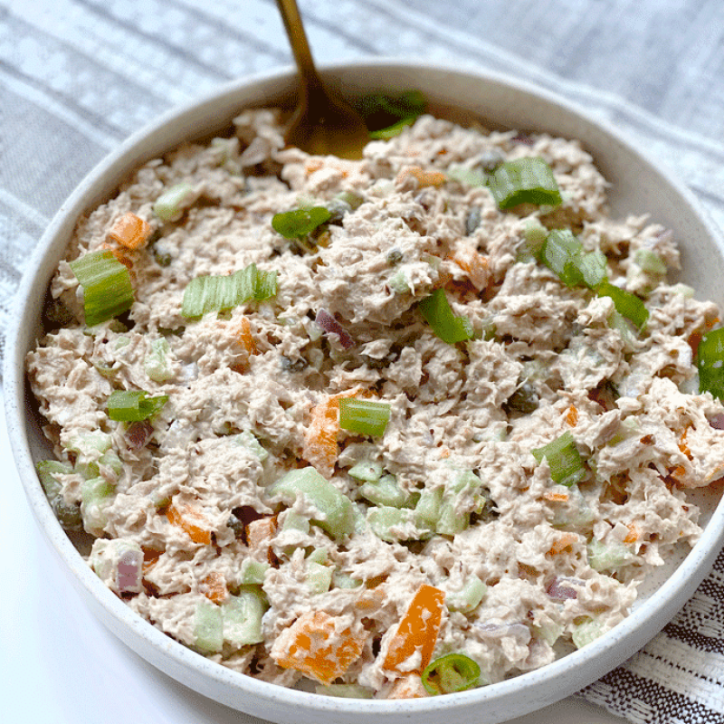 Mediterranean Tuna Salad | GIRLS WHO EAT