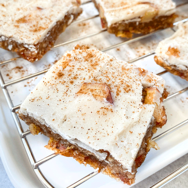 apple pie date bars | GIRLS WHO EAT