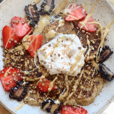 banana egg pancakes | GIRLS WHO EAT