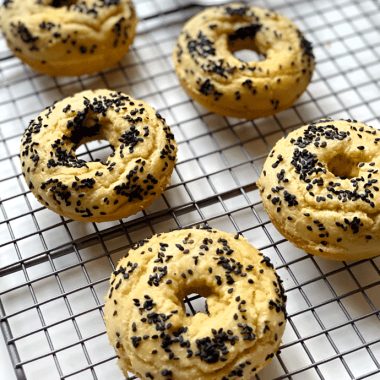 black sesame bagels | GIRLS WHO EAT