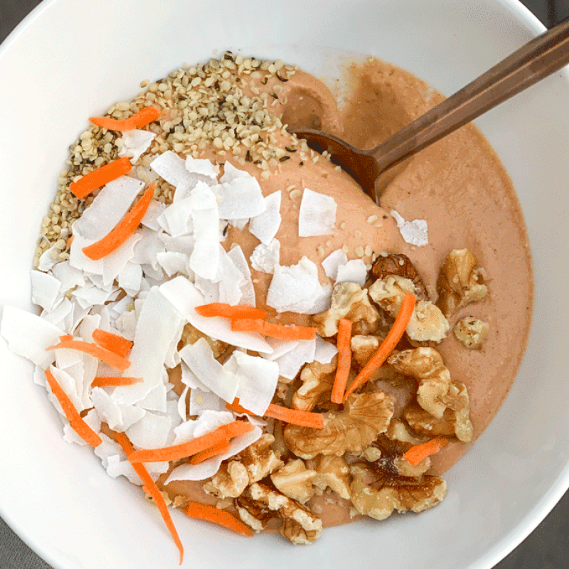 carrot cake smoothie bowl | GIRLS WHO EAT