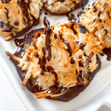 chocolate coconut macaroons | GIRLS WHO EAT