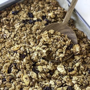 cinnamon maple raisin granola | GIRLS WHO EAT