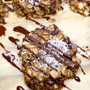 No Bake Oat Breakfast Cookies (nut free, dairy free, gluten free, refined sugar free) | GIRLS WHO EAT