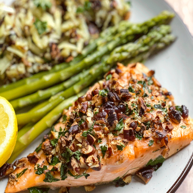 pecan crusted salmon | GIRLS WHO EAT