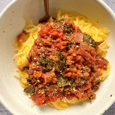 spaghetti squash lentil bolognese | GIRLS WHO EAT
