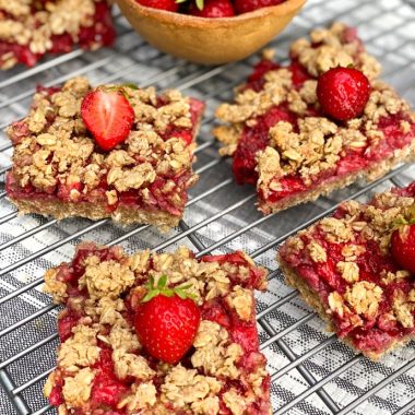 Strawberry Breakfast Bars | GIRLS WHO EAT