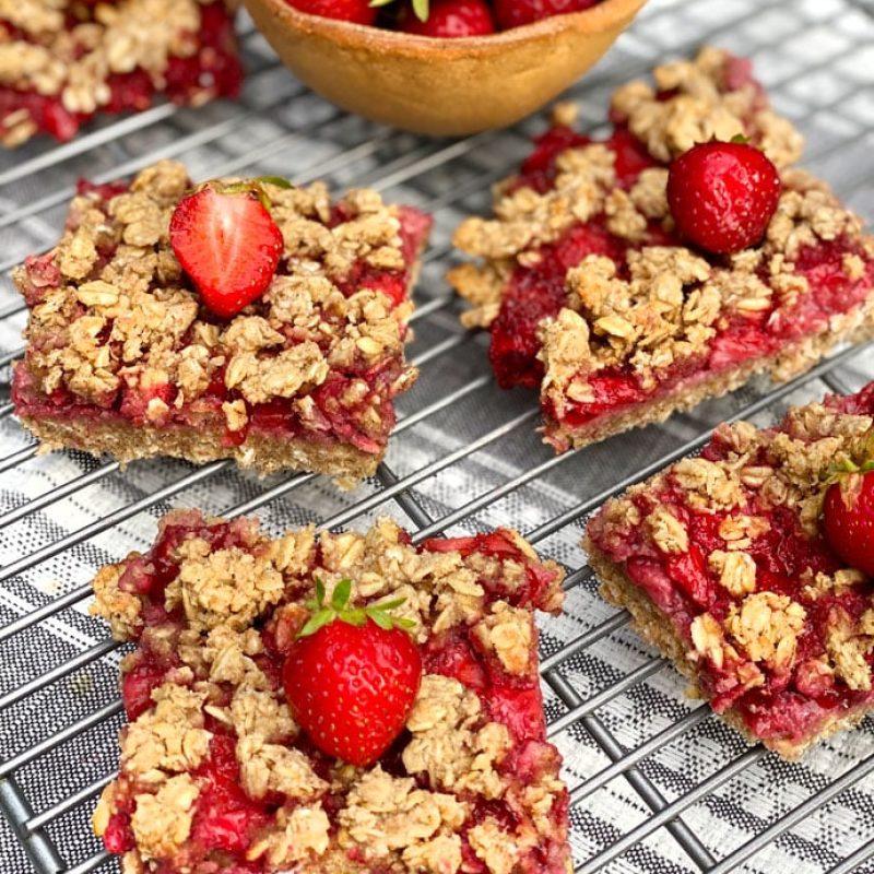 Strawberry Breakfast Bars | GIRLS WHO EAT