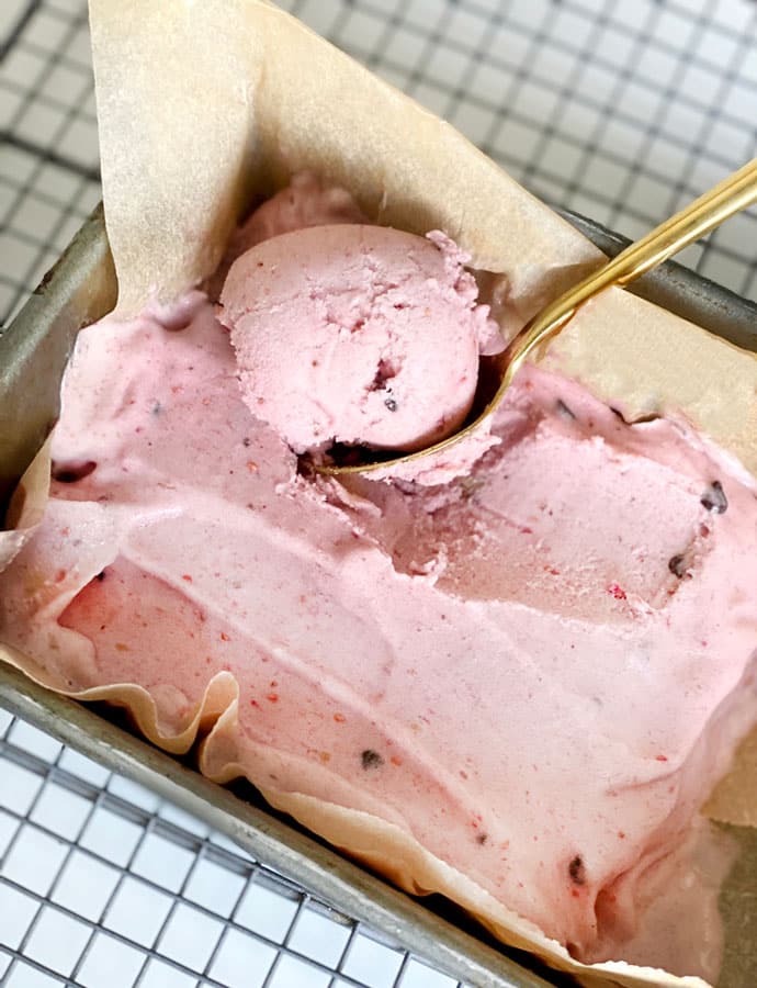 raspberry nice cream | GIRLS WHO EAT